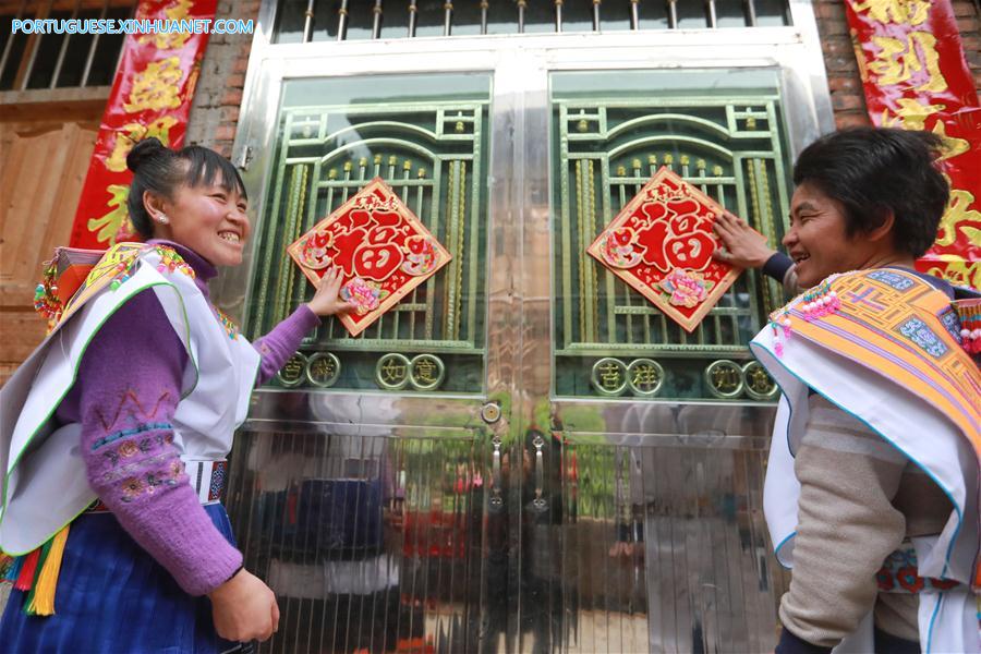 Casal do grupo étnico Miao passa seu primeiro Festival da Primavera após sair da pobreza em Guizhou