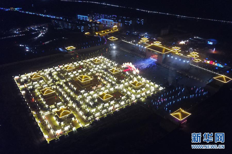 Galeria: Lanternas “Jiuqu Yellow River Light Array” iluminam a cidade de Zhangye