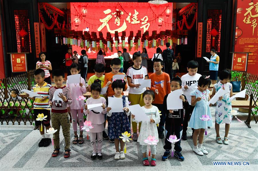 Chineses celebram o Festival da Lanternas 