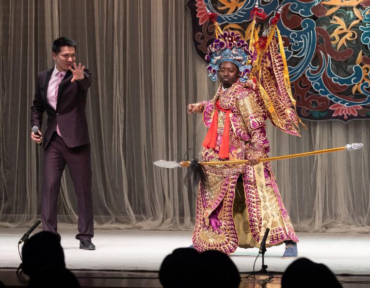 Ópera tradicional chinesa inspira estudantes estrangeiros
