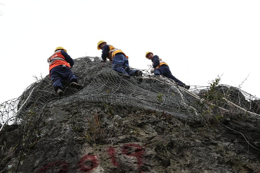 Trabalho diário dos funcionários da divisão de manutenção ferroviária de alta velocidade de Guiyang