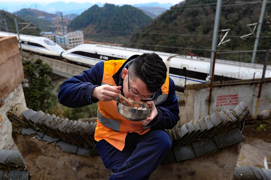 Trabalho diário dos funcionários da divisão de manutenção ferroviária de alta velocidade de Guiyang