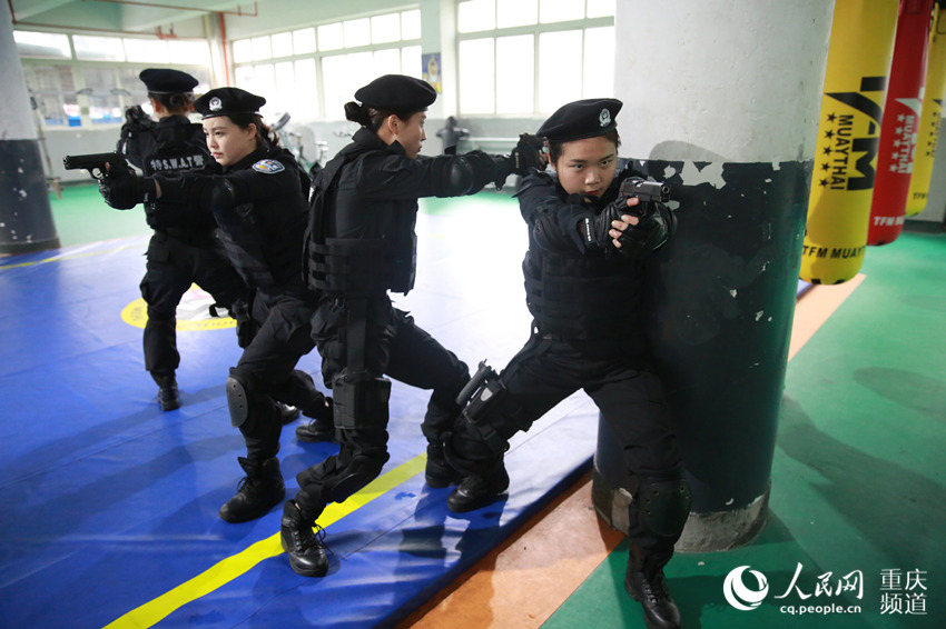 Galeria: Mulheres policiais participam em treinamento de combate real em Chongqing