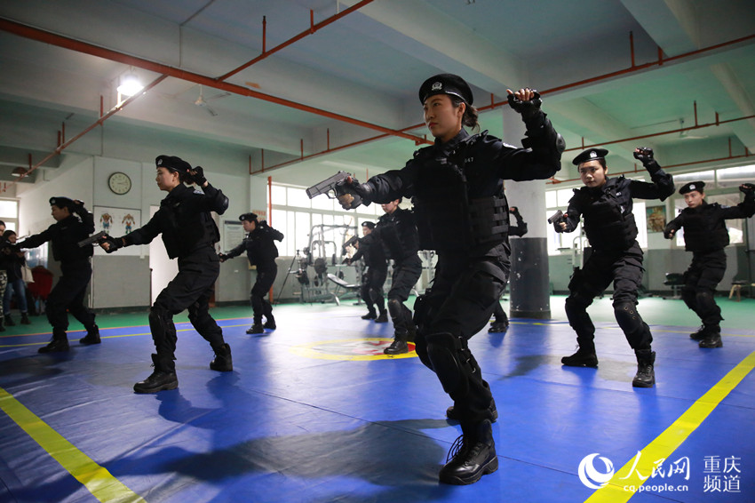 Galeria: Mulheres policiais participam em treinamento de combate real em Chongqing