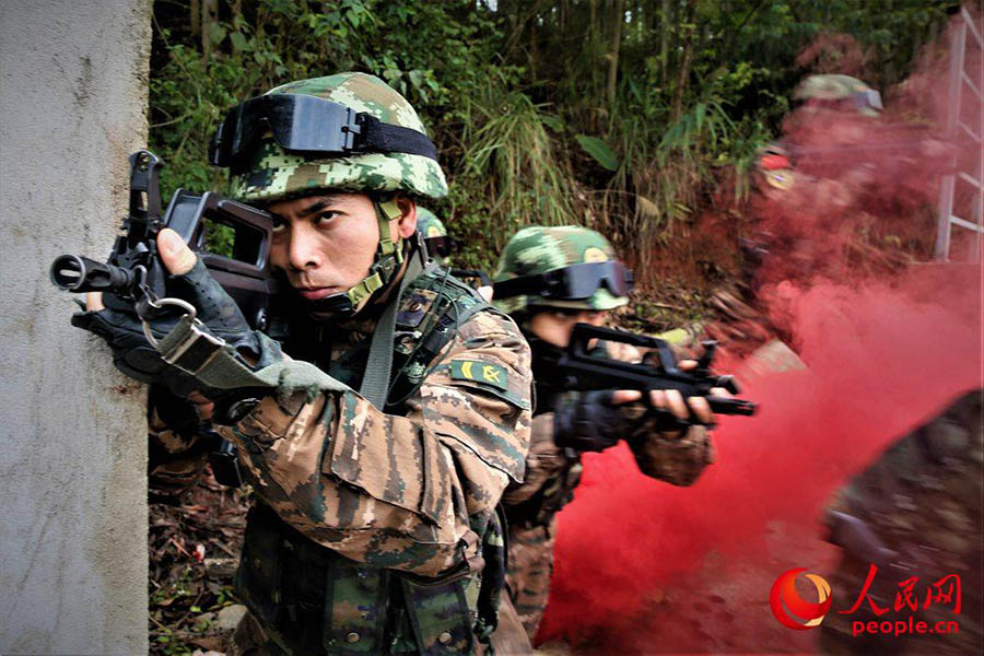 Galeria: Polícia especial participa de treinamento anti-terrorista em Guangxi