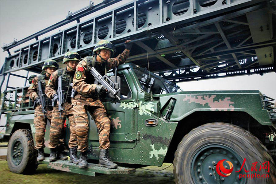 Galeria: Polícia especial participa de treinamento anti-terrorista em Guangxi