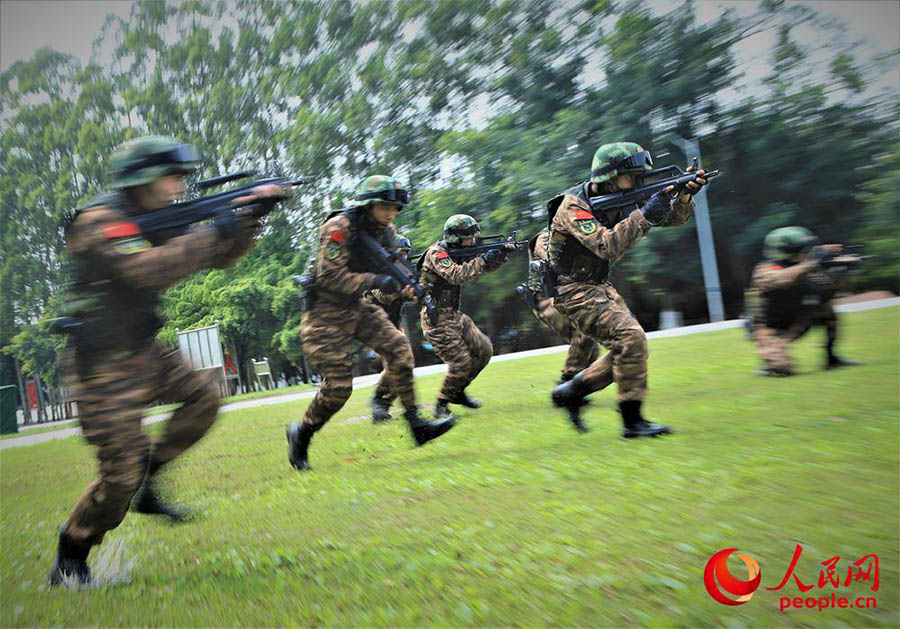 Galeria: Polícia especial participa de treinamento anti-terrorista em Guangxi