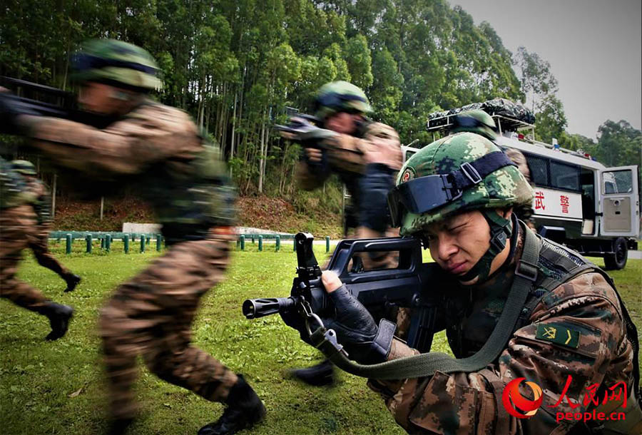 Galeria: Polícia especial participa de treinamento anti-terrorista em Guangxi