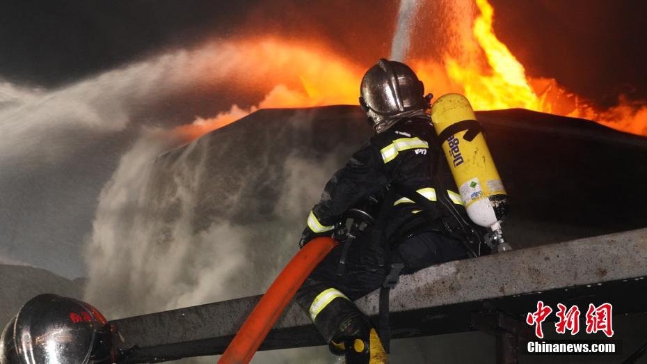 Explosão de fábrica química deixa pelo menos 44 mortos