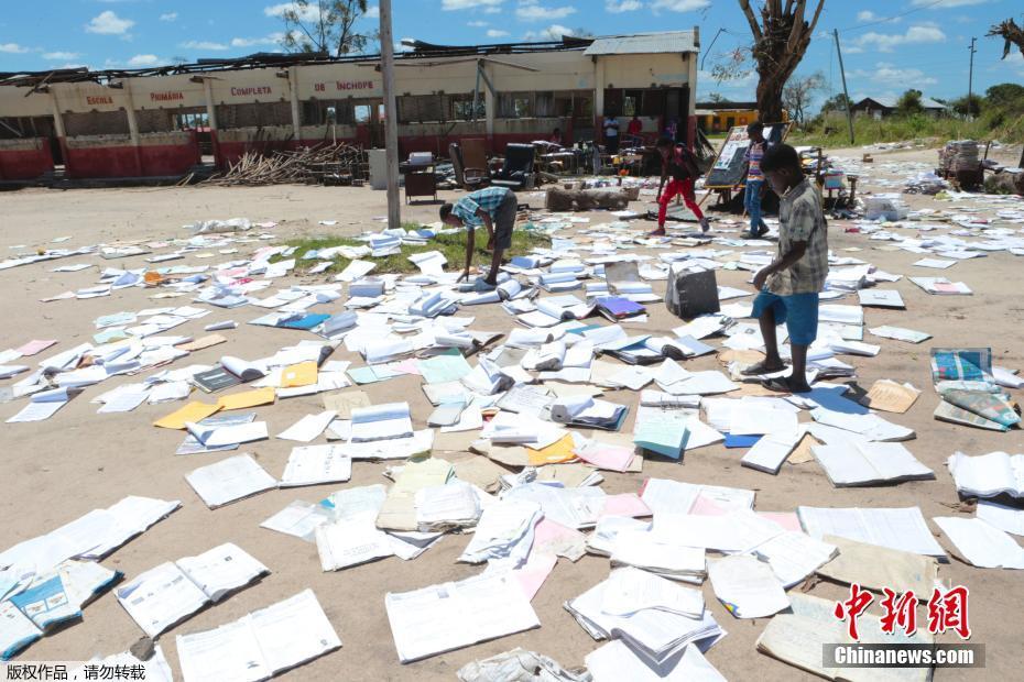 Os estudantes secam os livros molhados ao sol após a pasagem o ciclone tropical Idai