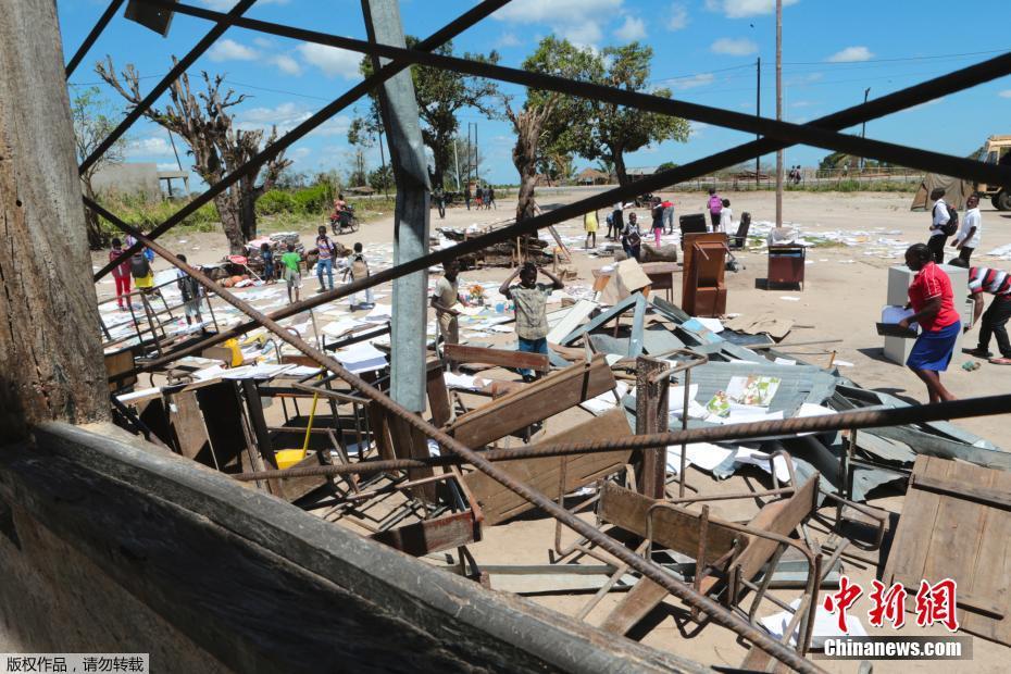 Os estudantes secam os livros molhados ao sol após a pasagem o ciclone tropical Idai