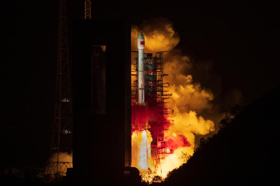 China lança novo satélite de retransmissão de dados