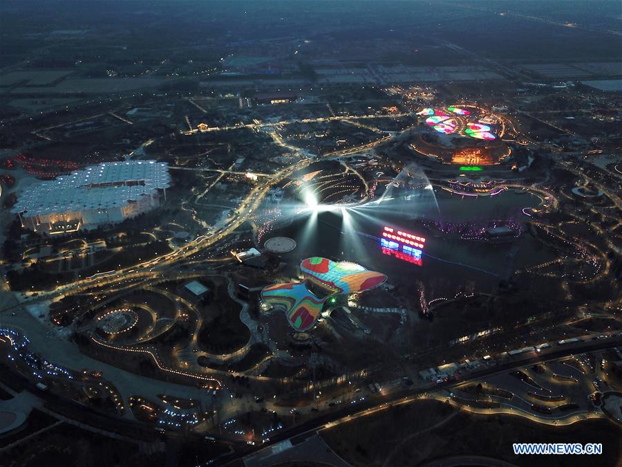 Vista noturna do sítio de Exposição Internacional de Horticultura de Beijing