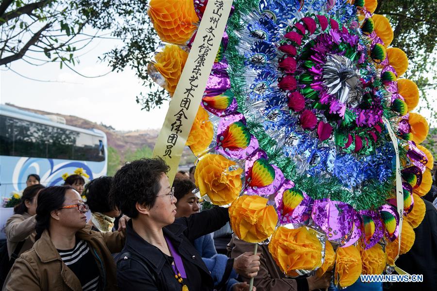 Galeria: Realizada cerimônia de luto em homenagem ás vítimas de incêndio em Xichang