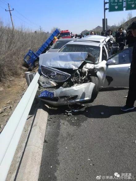 7 feridos após a colisão de 16 carros na via expressa Beijing-Tibete