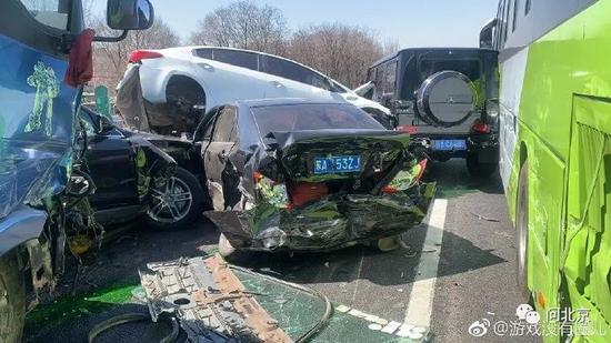 7 feridos após a colisão de 16 carros na via expressa Beijing-Tibete