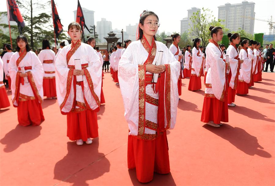 Estudantes participam de cerimônia de amadurecimento em Xi'an