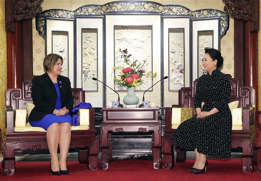 Peng Liyuan se reúne com esposa do presidente cubano