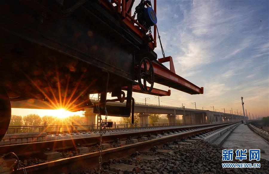 Ferrovia Beijing-Xiongan: Iniciada a instalação de carris no segmento Liying, Beijing