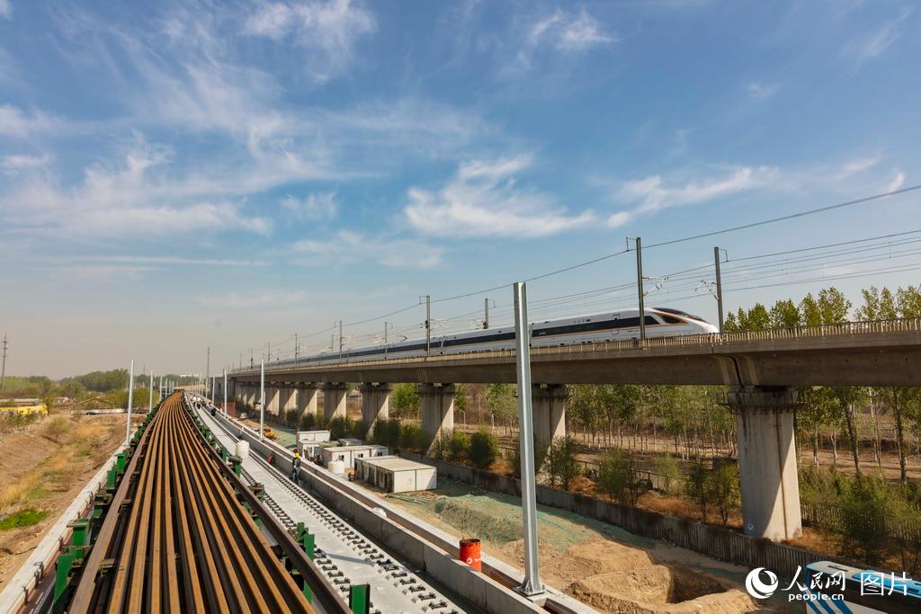 Ferrovia Beijing-Xiongan: Iniciada a instalação de carris no segmento Liying, Beijing