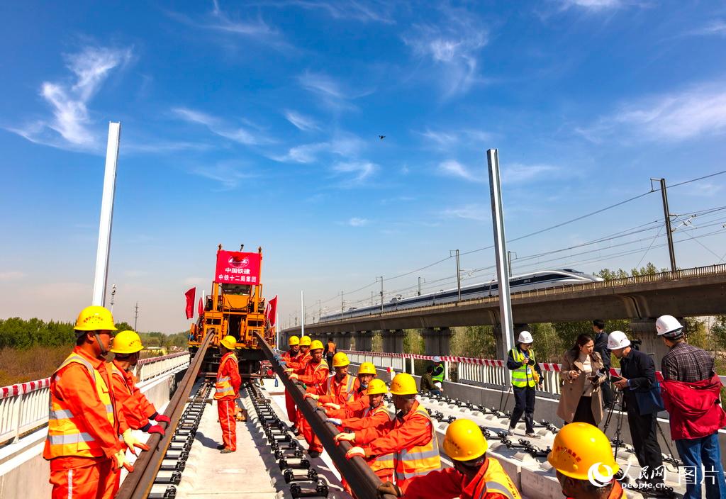 Ferrovia Beijing-Xiongan: Iniciada a instalação de carris no segmento Liying, Beijing