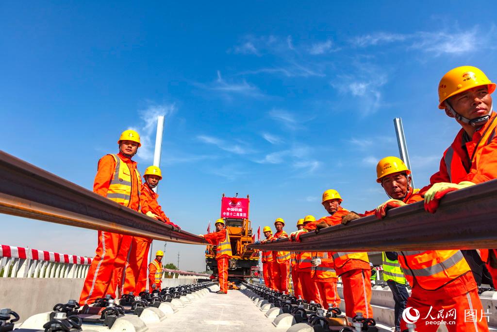 Ferrovia Beijing-Xiongan: Iniciada a instalação de carris no segmento Liying, Beijing