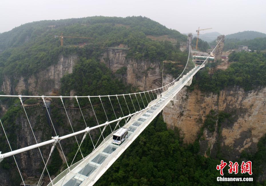 Galeria: Ônibus de condução automática desafia ponte de vidro em Hunan