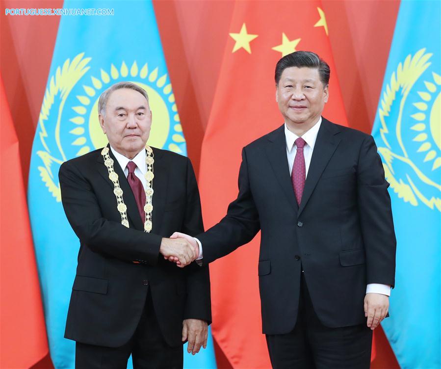 Xi Jinping reúne-se com o primeiro presidente do Cazaquistão