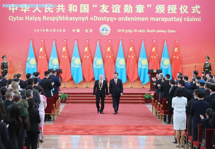 Xi Jinping reúne-se com o primeiro presidente do Cazaquistão