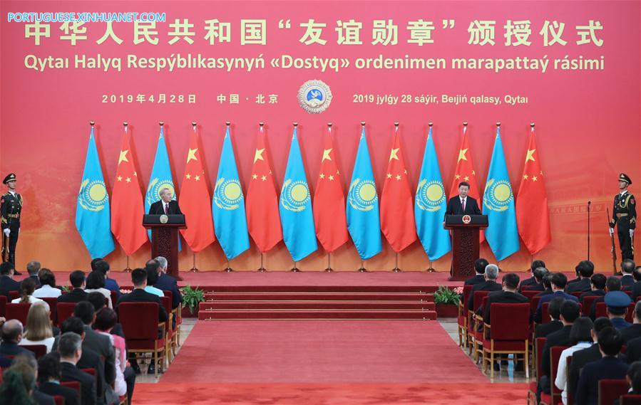 Xi Jinping reúne-se com o primeiro presidente do Cazaquistão