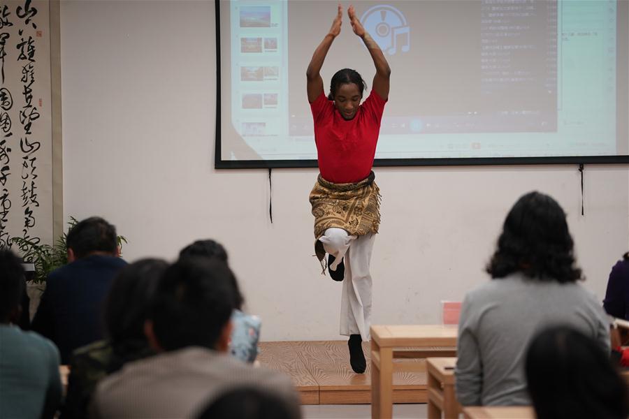 Jovens representantes e estudantes estrangeiros realizam intercâmbio cultural em Nanjing