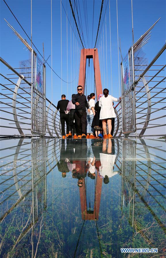 Galeria: Ponte de vidro no Parque Mundial da Aventura de Huaxi