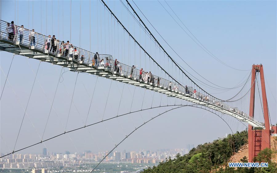 Galeria: Ponte de vidro no Parque Mundial da Aventura de Huaxi