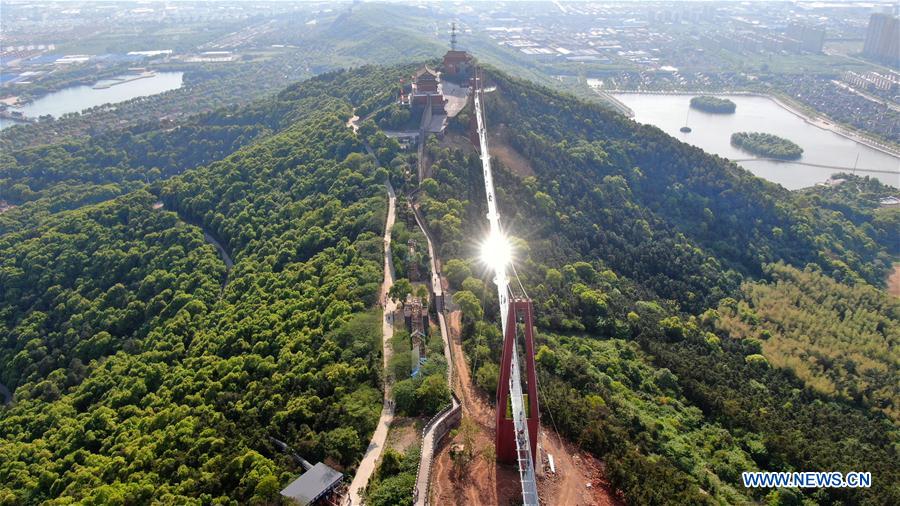 Galeria: Ponte de vidro no Parque Mundial da Aventura de Huaxi