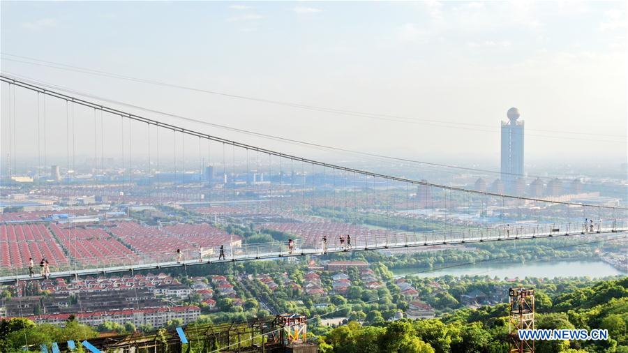 Galeria: Ponte de vidro no Parque Mundial da Aventura de Huaxi