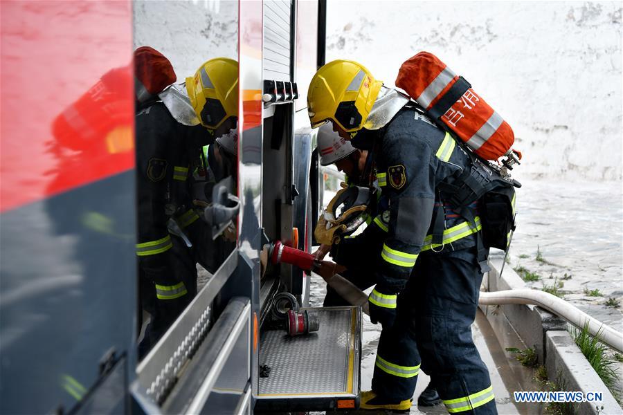 Bombeiros realizam exercício de emergência no Palácio de Potala