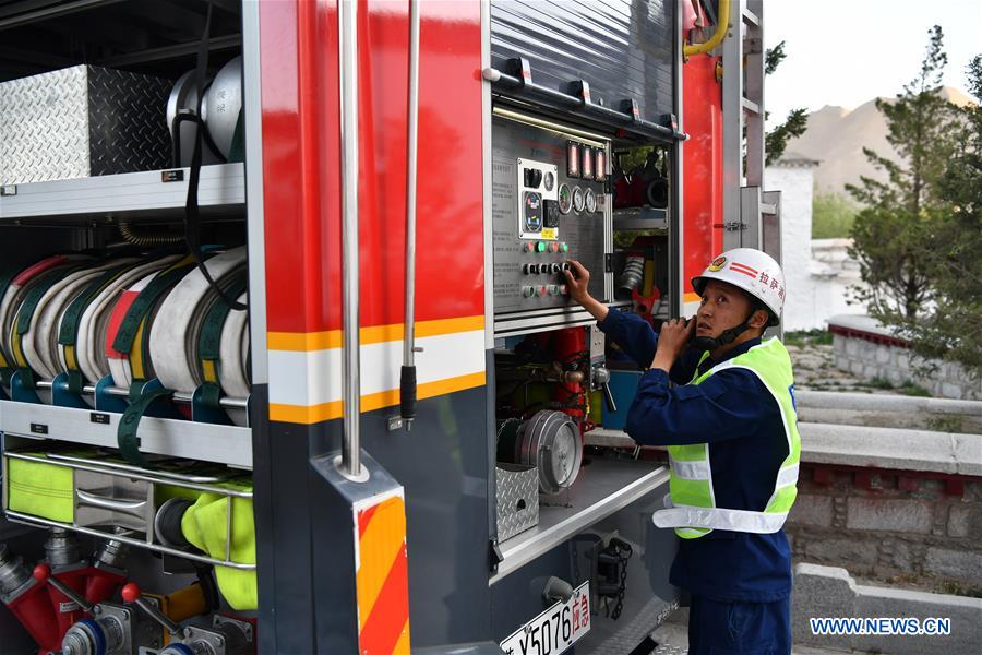 Bombeiros realizam exercício de emergência no Palácio de Potala