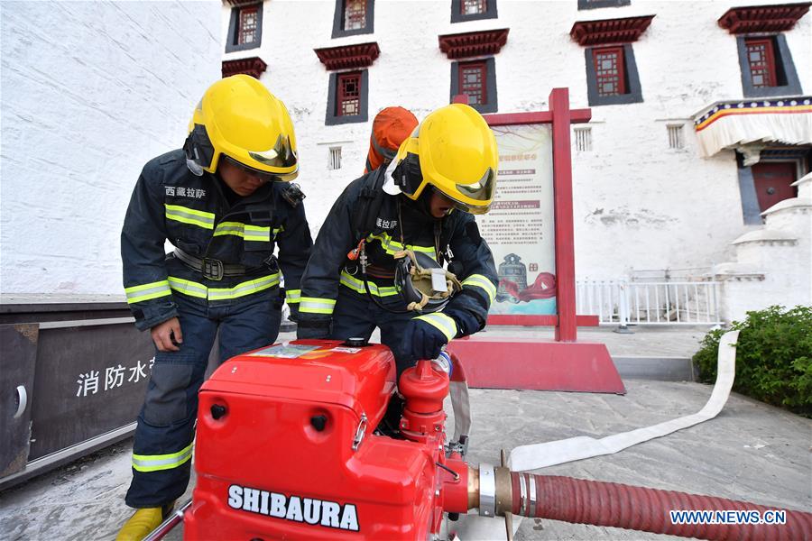 Bombeiros realizam exercício de emergência no Palácio de Potala