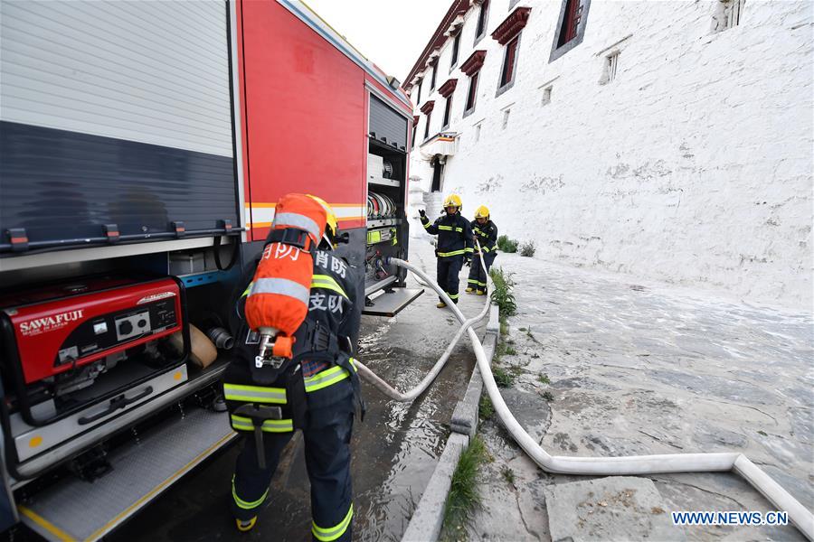 Bombeiros realizam exercício de emergência no Palácio de Potala