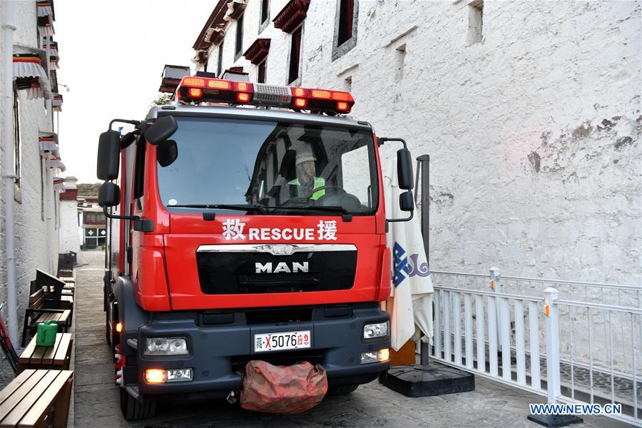 Bombeiros realizam exercício de emergência no Palácio de Potala