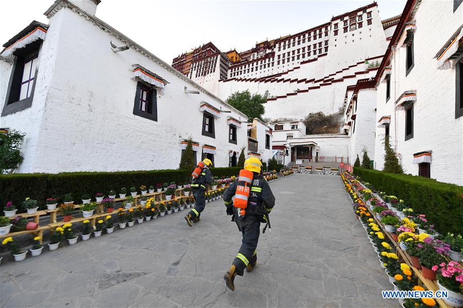 Bombeiros realizam exercício de emergência no Palácio de Potala