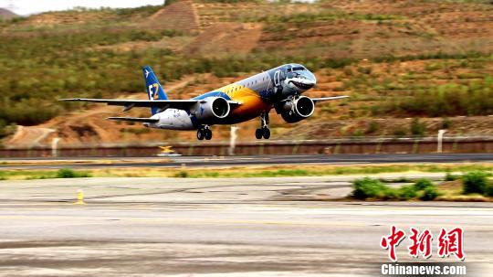 Avião “Tubarão” da Embraer aterra no aeroporto de Qinghai