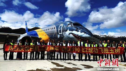 Avião “Tubarão” da Embraer aterra no aeroporto de Qinghai