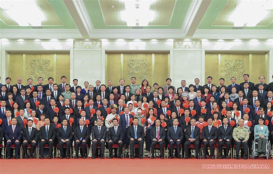 Presidente chinês reúne-se com portadores de deficiência exemplares