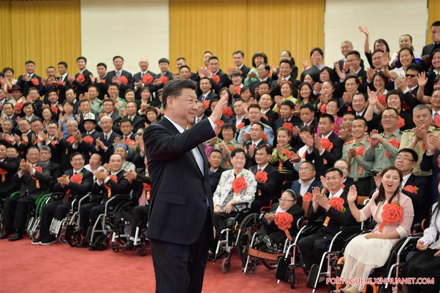 Presidente chinês reúne-se com portadores de deficiência exemplares