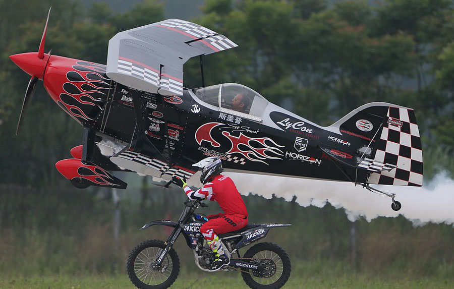 Pilotos realizam acrobacias na exposição em Wuhan