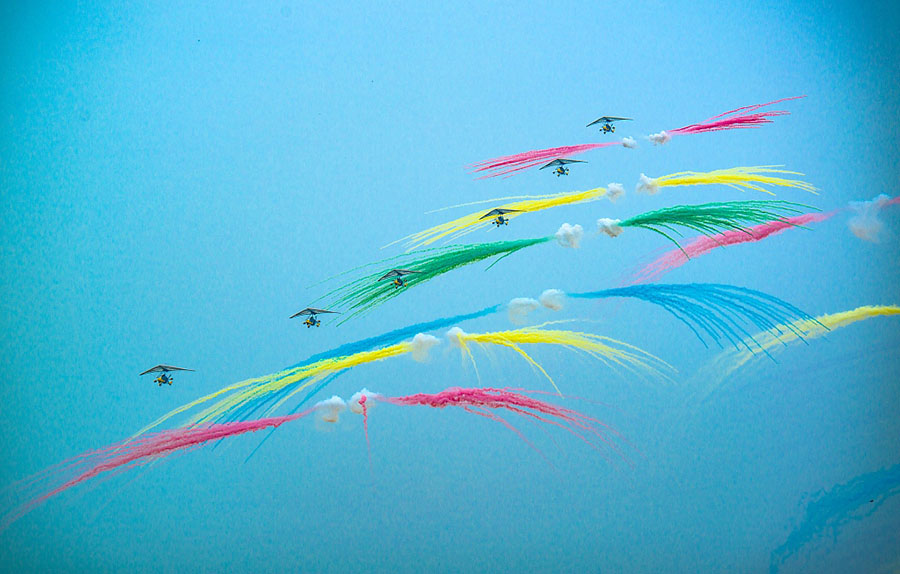 Pilotos realizam acrobacias na exposição em Wuhan