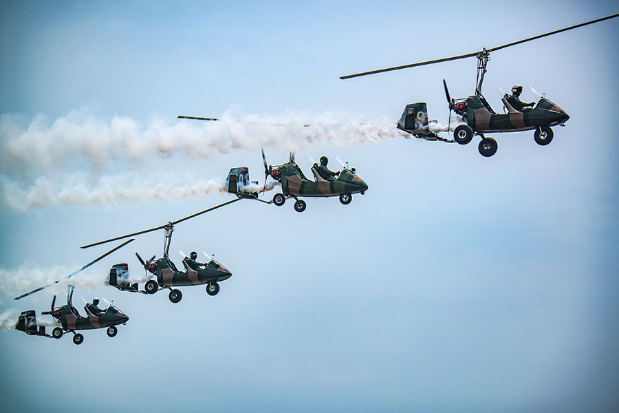 Pilotos realizam acrobacias na exposição em Wuhan