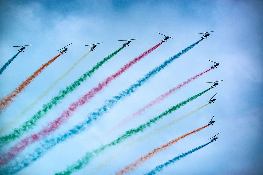 Pilotos realizam acrobacias na exposição em Wuhan