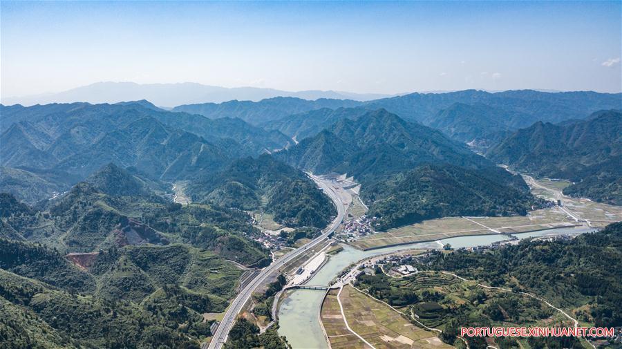 Concluída seção de Guizhou da rodovia Tongren-Huaihua, no sudoeste da China